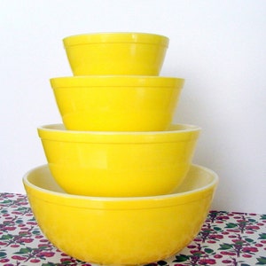 Vintage Sunshine Yellow Pyrex Bowl Complete Set image 4