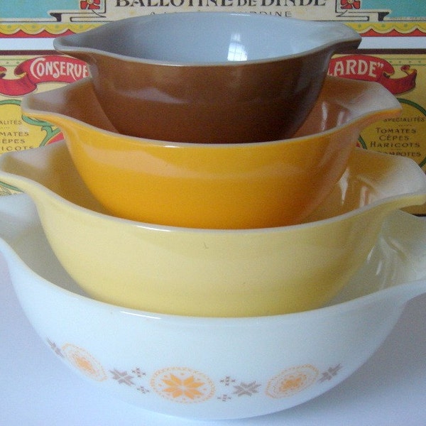 Vintage Pyrex Town and Country Pennsylvania Dutch Cinderella Bowl Set