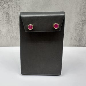 Pendientes de botón Effy Bezel Ruby de diseño en oro rosa de 18 quilates – Rubíes redondos de 1,14 quilates
