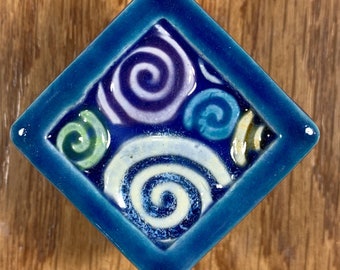 Pomo de cerámica azul Goin' Crazy para gabinete - Tirador de cajón de gres tallado a mano