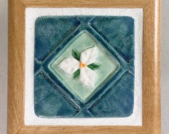 Trillium Tile Keepsake Box: Ceramic Floral Art, Alderwood Frame
