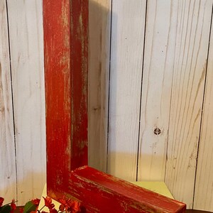Letra L en rojo de camión de bomberos ~ 16 pulgadas de alto, papel maché independiente ~ Desgastado ~ con acentos negros ~ Desgastado ~ Números también