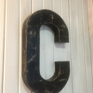 Grande lettre C ~ 16 pouces de haut ~ noir doux ~ décoration de chalet ~ effet vieilli avec des touches de noir ~ lettre C murale ~ lettre C sur pied