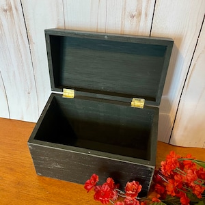 Caja de recetas de madera en negro suave con bisagras ~ Caja de recetas desgastada ~ Caja de almacenamiento de madera ~ Caja de cartón ~ Casa de campo ~ Caja negra suave ~ Cocina