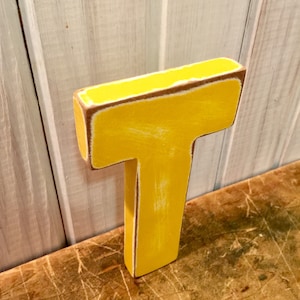 Letra T de madera en amarillo mostaza ~ Carta independiente ~ Carta angustiada ~ Más de 5 pulgadas de alto ~ Cabaña ~ Elige tu letra y color