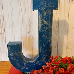 Letra J de 16 pulgadas en azul marino ~~ 16 pulgadas de alto ~~ Decoración de cabaña ~~ Angustiada con detalles negros ~~ Papel maché resistente ~~ Independiente ~~ J