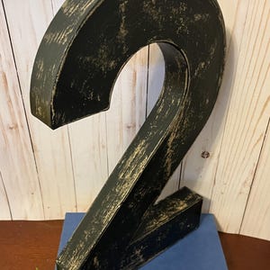 Número 2 de 16 pulgadas en negro suave ~ Letra R desgastada ~ Número 2 grande ~ Elija su número y color ~ Letras ~ Independiente o montaje en pared