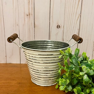 Vintage inspirierter Übertopf in Zartweiß ~ Metalleimer mit Holzgriffen ~ Galvanisierter Behälter ~ Eimer ~ Blumentopf ~ Aufbewahrung ~ Terrassenpflanze