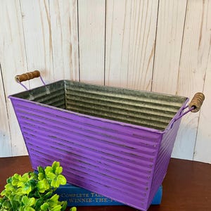 Vintage Inspirierter Rechteckiger Galvanisierter Eimer ~ Metall-Pflanzer in hübschem Lavendel ~ Beunruhigter, gerippter Eimer mit Holzgriffen