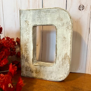 Letra D de ocho pulgadas en blanco suave - Carta independiente - Carta de papel maché resistente - Carta de edad - Núcleo de cabaña - Letras y números