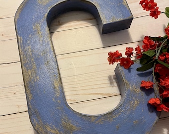 Lettera C grande ~ 16 pollici di altezza ~ Blu fiordaliso ~ Decorazione cottage ~ Invecchiata con accenti neri ~ lettera da parete ~ lettera indipendente