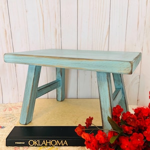 Verontruste houten kruk in vogeleiblauw ~ Kies je kleur ~ Cottage opstapkruk ~ vintage geïnspireerde houten kruk ~ armoedige plantenstandaard