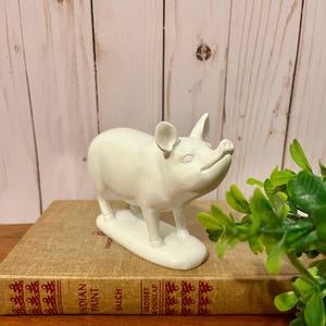 Estatueta de Porquinho Branco ~ Estátua de Porquinho Branco ~ Resina Pequeno Rosa em Branco ~ Porquinho Brilhante ~ Animais de Fazenda ~ Campo ~ Fazenda ~ Porquinho Branco