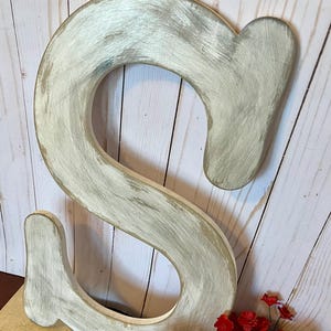 Letra S de madera en blanco suave ~ Letra de 18 pulgadas ~ Montaje en pared ~ Estilo rústico elegante y desgastado Elija su letra y color ~ Número de madera ~ S