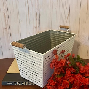 Vintage Inspirierter Rechteckiger Galvanisierter Eimer ~ Metall-Pflanzer in Zartweiß ~ Gerippter Eimer mit Holzgriffen ~ Herbstdeko