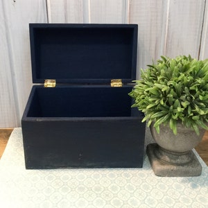 Caja de recetas de madera en azul marino ~ Caja de recetas angustiada en azul marino ~ Almacenamiento de cocina ~ Caja con bisagras de madera ~ Caja de tarjetas ~ Almacenamiento de oficina