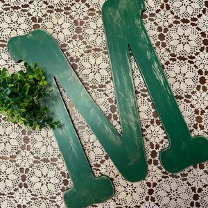 Letra M de 18 pulgadas en verde real ~ Letra de 18 pulgadas ~ Estilo rústico elegante y desgastado Elija su letra y color ~ Letras para montar en la pared ~ Número de madera