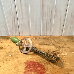 Vintage Manual Hand Mixer ~ Green Handle Mixer ~ Egg Beater ~ Vintage Kitchen ~ Rustic Farmhouse ~ Mid-Century Kitchen ~ Gadget