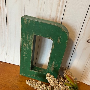 Letra D de ocho pulgadas en verde real - Letra D angustiada con acentos negros - Letra alta de ocho pulgadas - Elija su color - Papel Mache