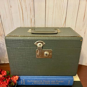 Vintage Gray Train Case ~ Vintage Vanity Travel Case ~ Vintage Luggage ~ Boho Travel ~ Makeup Case ~ House Storage ~ Luggage Case ~ Retro