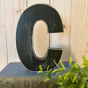 Letra C de madera en negro suave ~ Letra independiente ~ Letra desgastada ~ Más de 5 pulgadas de alto ~ Estilo cabaña ~ Elija su letra y color