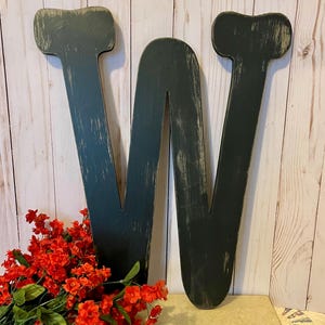 Letra de madera W en negro suave ~ Letra de 18 pulgadas ~ Montaje en pared ~ Estilo rústico elegante y desgastado Elija su letra y color ~ Número de madera ~ W