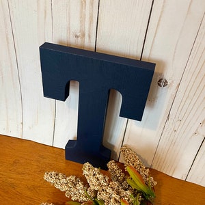 Letra de madera T en azul marino - Letra T de ocho pulgadas de alto en azul marino - Carta de montaje en pared - Carta independiente - Elija su letra