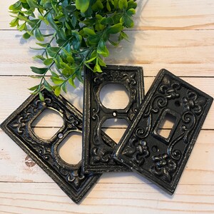 Vintage inspirierte Wandteller-Abdeckung in sanftem Schwarz ~ Lichtschalter-Abdeckung ~ Steckdosen-Abdeckung ~ Metall ~ Verzierte Teller-Abdeckungen ~ Farbe frei wählbar