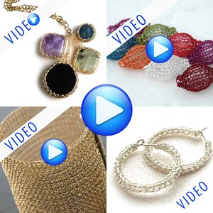Puede incluir: Cuatro piezas de joyería de ganchillo diferentes, que incluyen un collar con piedras preciosas, un par de aretes, un brazalete y un conjunto de aretes colgantes. Cada pieza está hecha con un punto de cadena de correo y presenta una variedad de colores, que incluyen oro, plata, rojo, verde y negro.