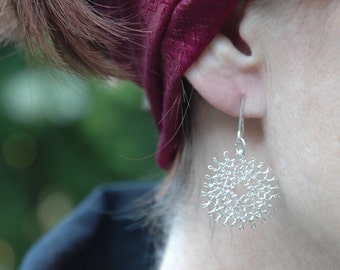 Small Flower silver earrings Wire crochet white flower Dangle earrings Knitted jewelry fashion Silver wire lace