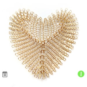 Może przedstawiać: Złota rzeźba w kształcie serca wykonana z siatki drucianej. Siatka składa się z małych, połączonych ze sobą pętli, tworząc delikatny i skomplikowany wzór.