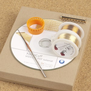 Puede incluir: Un kit para hacer un brazalete de pu&ntilde;o, que incluye un carrete de alambre dorado, un CD con un tutorial en video y PDF, un gancho de ganchillo y un conector de metal dorado.