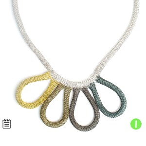 以下が含まれることがあります： シルバー、ゴールド、グリーンのマルチカラーネックレスで、涙の滴のようなデザイン。ネックレスは、上部でつながった5つの涙の滴の形をしています。