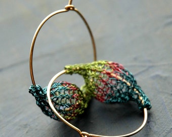 Créole à Perle Crochetée "Plume de Paon". Vert, Bleu, Prune. Bijoux en crochet metallique.