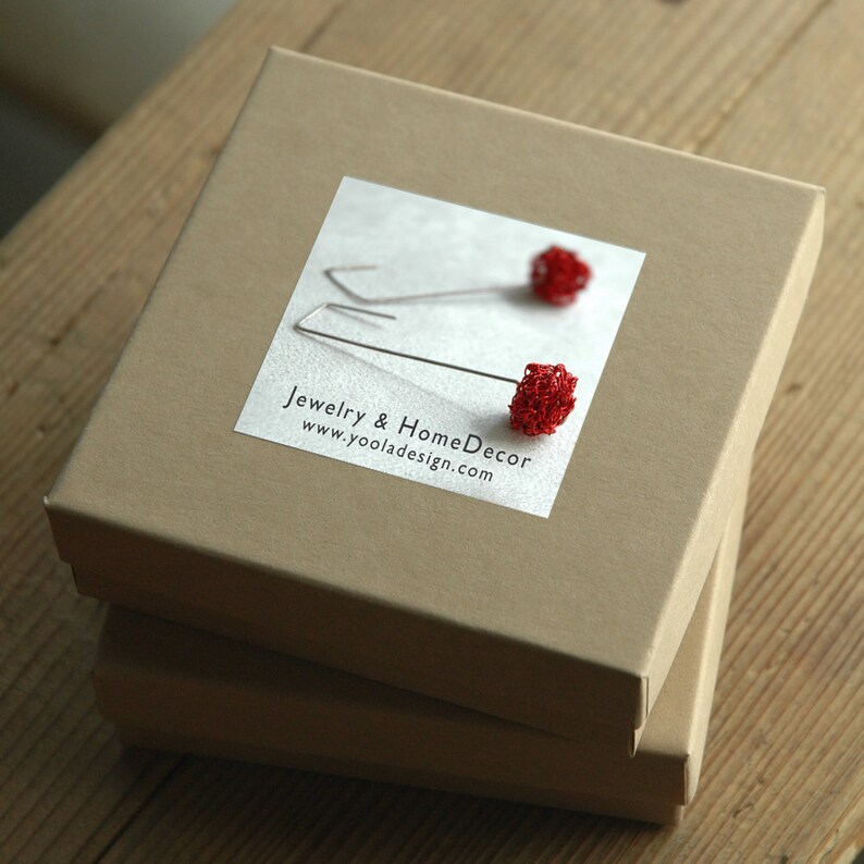 Pode incluir: Uma caixa de cart&atilde;o castanho com um r&oacute;tulo branco que diz "Jewelry & Home Decor" e "www.yooladesign.com". O r&oacute;tulo tamb&eacute;m mostra um par de brincos de fio vermelho.
