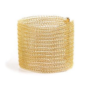 Breites goldenes Armband aus Draht gehäkelt