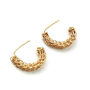 Petites boucles d&#39;oreilles semi-circulaires crochetées main, Or