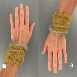 Puede incluir: Dos vistas de un accesorio de muñeca. El accesorio está hecho de un material de malla dorada y plateada. La malla dorada está superpuesta a la malla plateada. El accesorio se lleva en la muñeca. El fondo es de color gris liso.