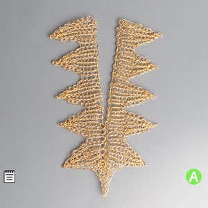 以下が含まれることがあります： 三角形の模様が施された、金色の金属製のチェーンメイルネックレス。ネックレスは、小さな金属製のリングを互いに繋いで作られています。