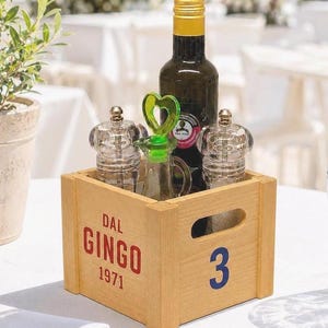 Würzmittelbehälter aus Holz, individuell gestaltbar mit Logos, Zahlen, Bildern, QR-Codes... für Bars und Restaurants.