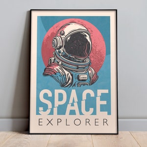 Könnte beinhalten: Ein Plakat im Retro-Stil mit einem Astronauten in einem blau-weißen Raumanzug vor einem blauen Hintergrund mit einem rosafarbenen Planeten. Der Text "SPACE EXPLORER" ist in weißen Buchstaben unter dem Astronauten gedruckt.