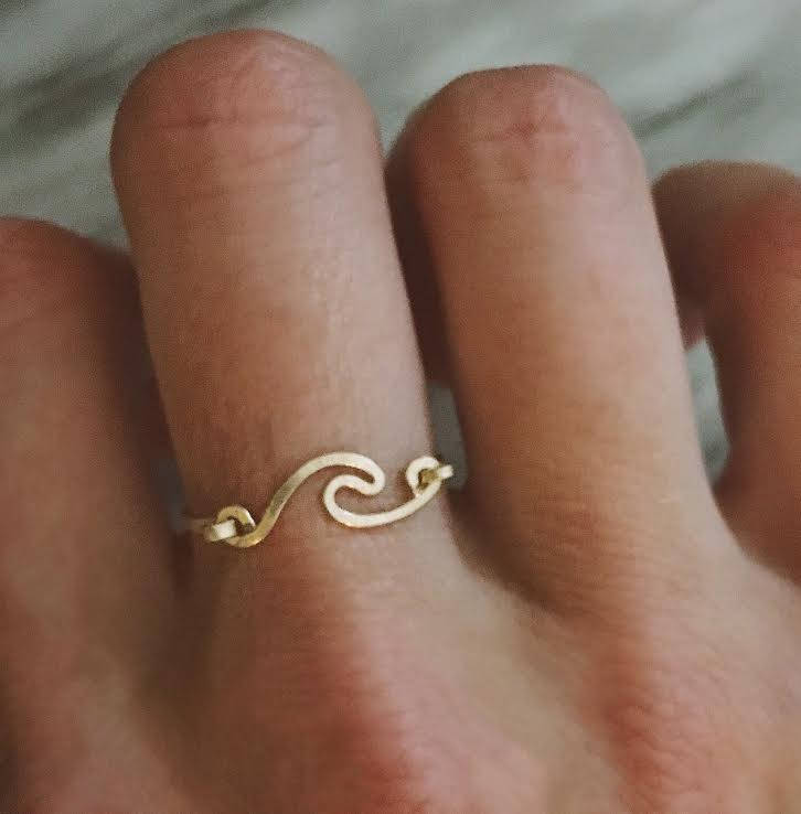 太陽が降り注ぐ海をイメージ【leah alexandra】WAVE RING Ocean Wave Ring - Etsy