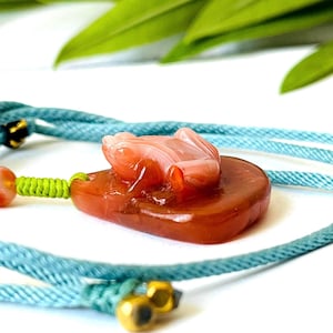 Naturalny naszyjnik z wisiorkiem z czerwonego agatu z kamieni szlachetnych, vintage, ręcznie rzeźbiony amulet, eleganckie, niepowtarzalne naszyjniki, możliwość personalizacji