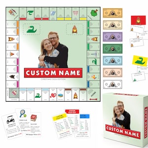 Pode incluir: Um jogo de tabuleiro Monopoly personalizado com uma foto de casal e o texto "CUSTOM NAME CHRISTMAS 2026 EDITION". Inclui dinheiro do jogo, cartas e uma caixa a condizer, todos com elementos personalizados.