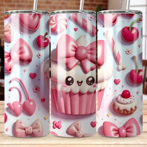 Pode incluir: Um copo rosa e branco com um design de cupcake. O cupcake tem um laço rosa e um rosto sorridente. O copo é decorado com cerejas, laços e doces.