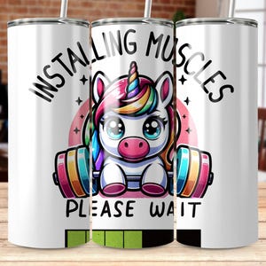 Könnte beinhalten: Ein weißer Edelstahlbecher mit einem Einhorn, das Gewichte hebt. Der Text lautet "Muskeln installieren Bitte warten".