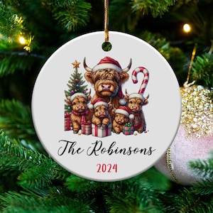 Aangepaste naam Highland Cow kerstornament, gepersonaliseerd kerstcadeau, familieherinnering, Highland Cow Ornament