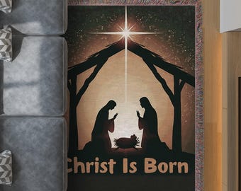 Op de afbeelding: Geweven sprei met een kerststal met een ster, silhouetten van Maria, Jozef en het kindje Jezus. De woorden "Christ Is Born" staan onderaan gedrukt. De deken heeft een franjerand.