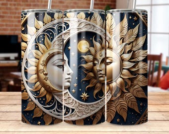 Puede incluir: Un juego de tres vasos de acero inoxidable con un diseño dorado y blanco que presenta un sol y una luna con detalles intrincados. El fondo es azul oscuro con estrellas doradas.