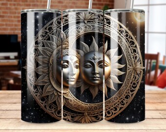 Puede incluir: Un vaso de acero inoxidable negro y dorado con un diseño de dos caras estilizadas del sol y la luna. El diseño es intrincado y presenta un patrón tipo mandala.